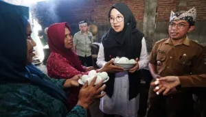 Ngantor di Desa, Bupati Ipuk Kagumi Gotong Royong Warga Desa Berdayakan Lansia