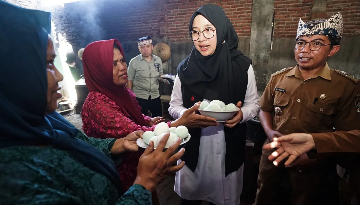 Ngantor di Desa, Bupati Ipuk Kagumi Gotong Royong Warga Desa Berdayakan Lansia