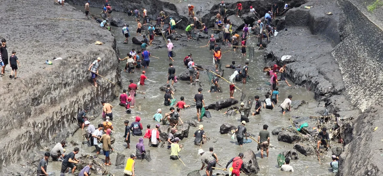 Bupati Ipuk Tinjau dan Serahkan Bantuan Warga Terdampak Bencana longsor di Pesanggaran