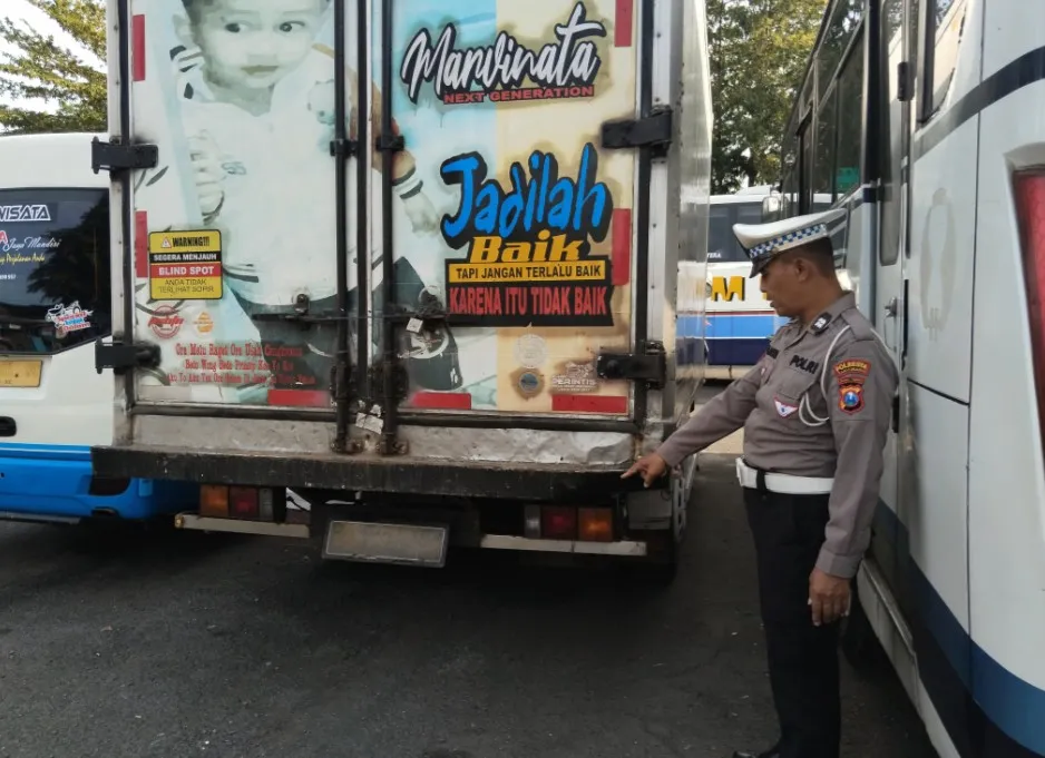 Ibu Rumah Tangga di Banyuwangi Tewas Usai Tabrak Bagian Belakang Truk Box