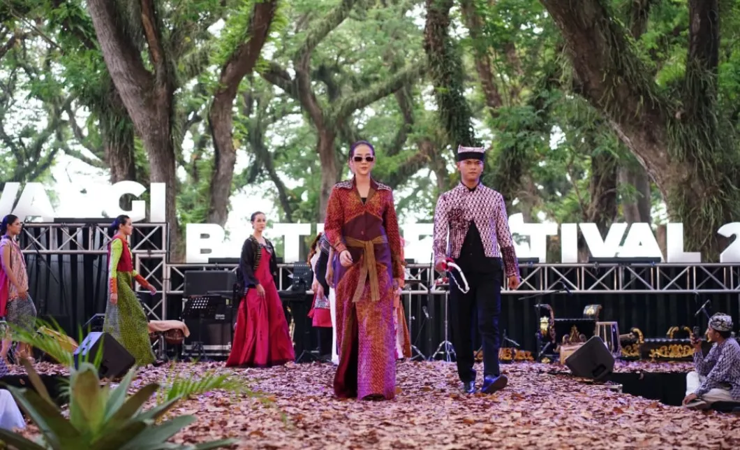 Berlatar Hutan Djawatan, Berbagai Desain Batik Motif “Jenon” Tersaji Apik di Banyuwangi Batik Festival