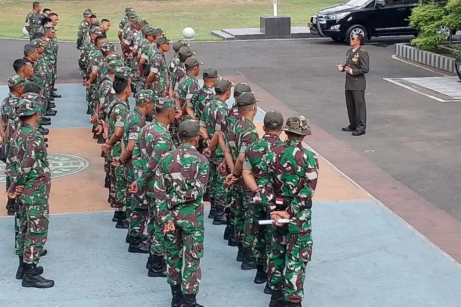 Dandim 0825/Banyuwangi Pimpin Apel Pemberangkatan Personel Ke Monas Jakarta Dalam Rangka HUT TNI Ke-79