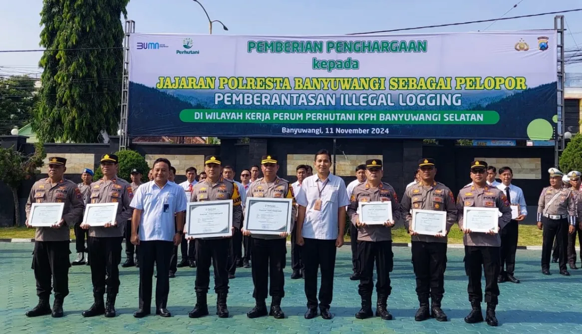 Perangi Illegal Logging, Perhutani Berikan Penghargaan Kepada Polresta Banyuwangi
