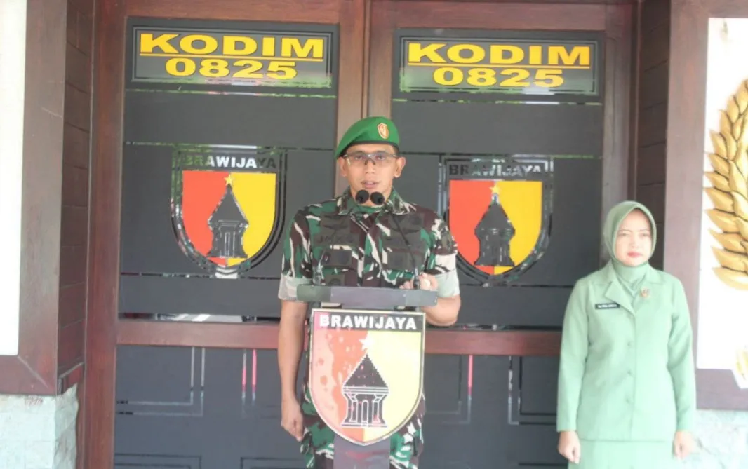 Penuh Haru, Tradisi Pedang Pora Iringi Pelepasan Purna Tugas Anggota Makodim 0825/Banyuwangi