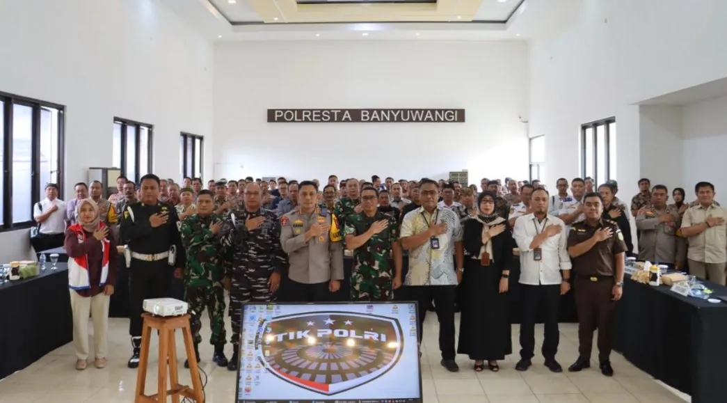 Polresta Banyuwangi Gelar Tradisi Pedang Pora Iringi Bhayangkara Purnabakti