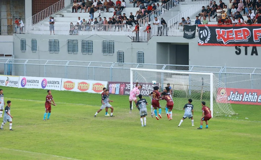 DPC Demokrat Banyuwangi Di Serbu Ratusan Supporter Berebut Tiket Pertandingan Persewangi
