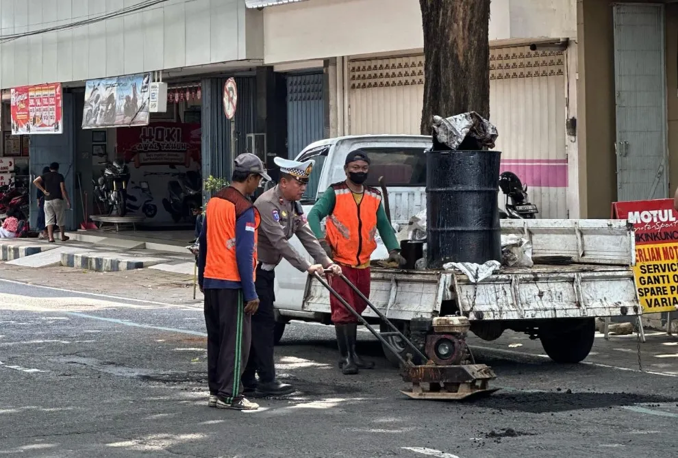 Kapolresta Banyuwangi Kunjungi Warga Rogojampi Terdampak Bencana Angin Kencang Yang Disertai Hujan Deras