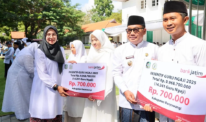 Bupati Ipuk Bagikan Rp 9,96 Miliar untuk Guru Ngaji di Hari Santri Nasional
