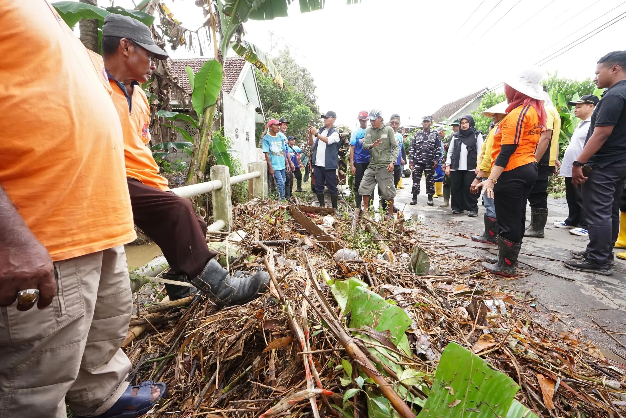 BANJIR MELUAP! Ratusan Rumah Terendam, Bupati Ipuk Langsung Terjun ke Lokasi di Malam Hari