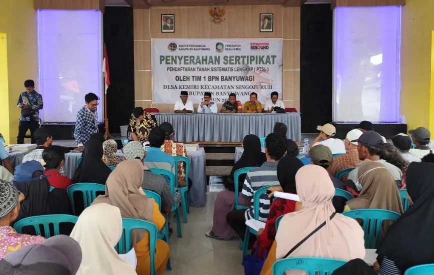 BPN Banyuwangi Serahkan Sertifikat PTSL kepada Warga Desa Kemiri