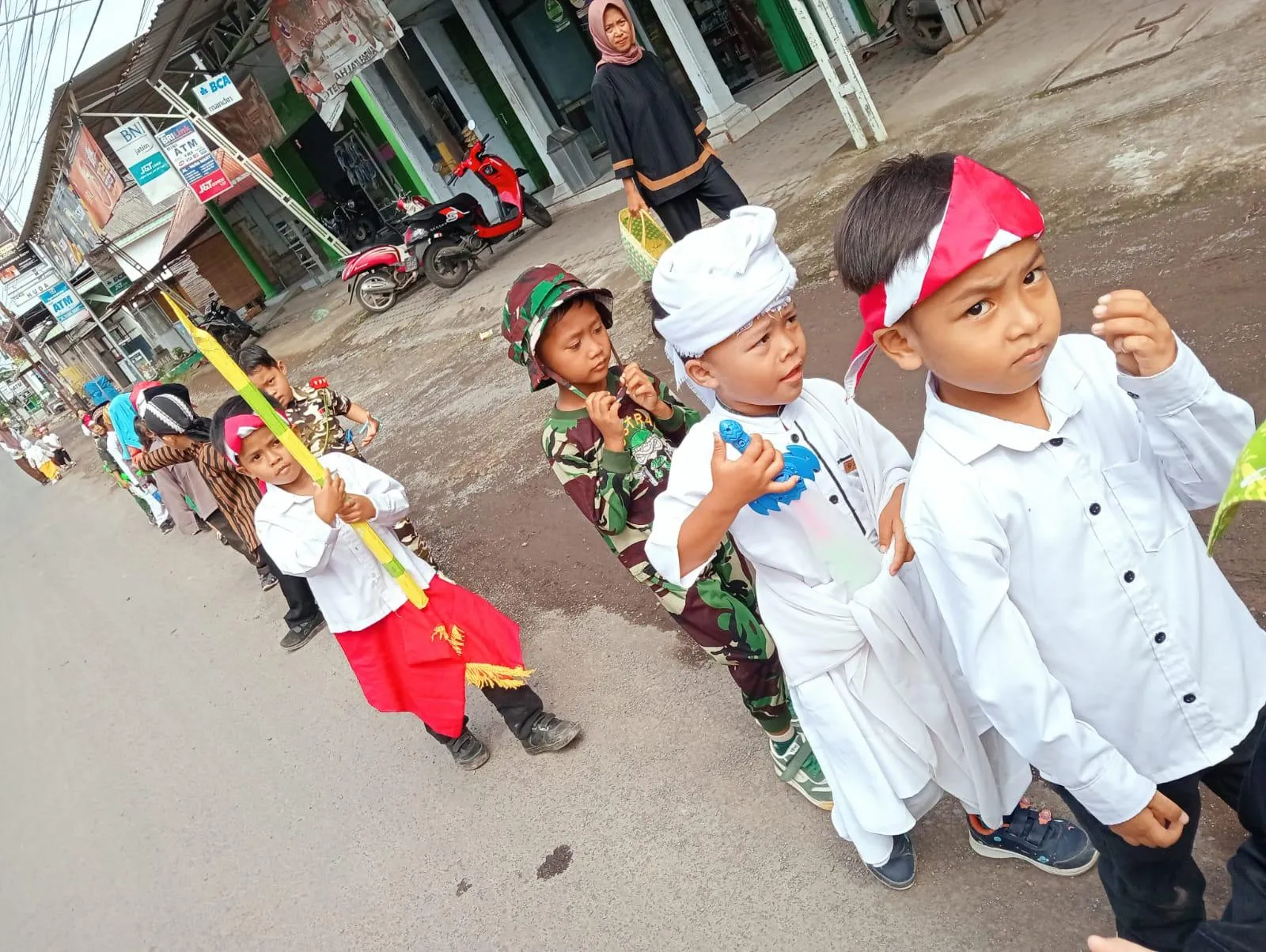 Cosplay ala Pejuang, murid TK dan MI di Purwoharjo Peringati Hari Pahlawan