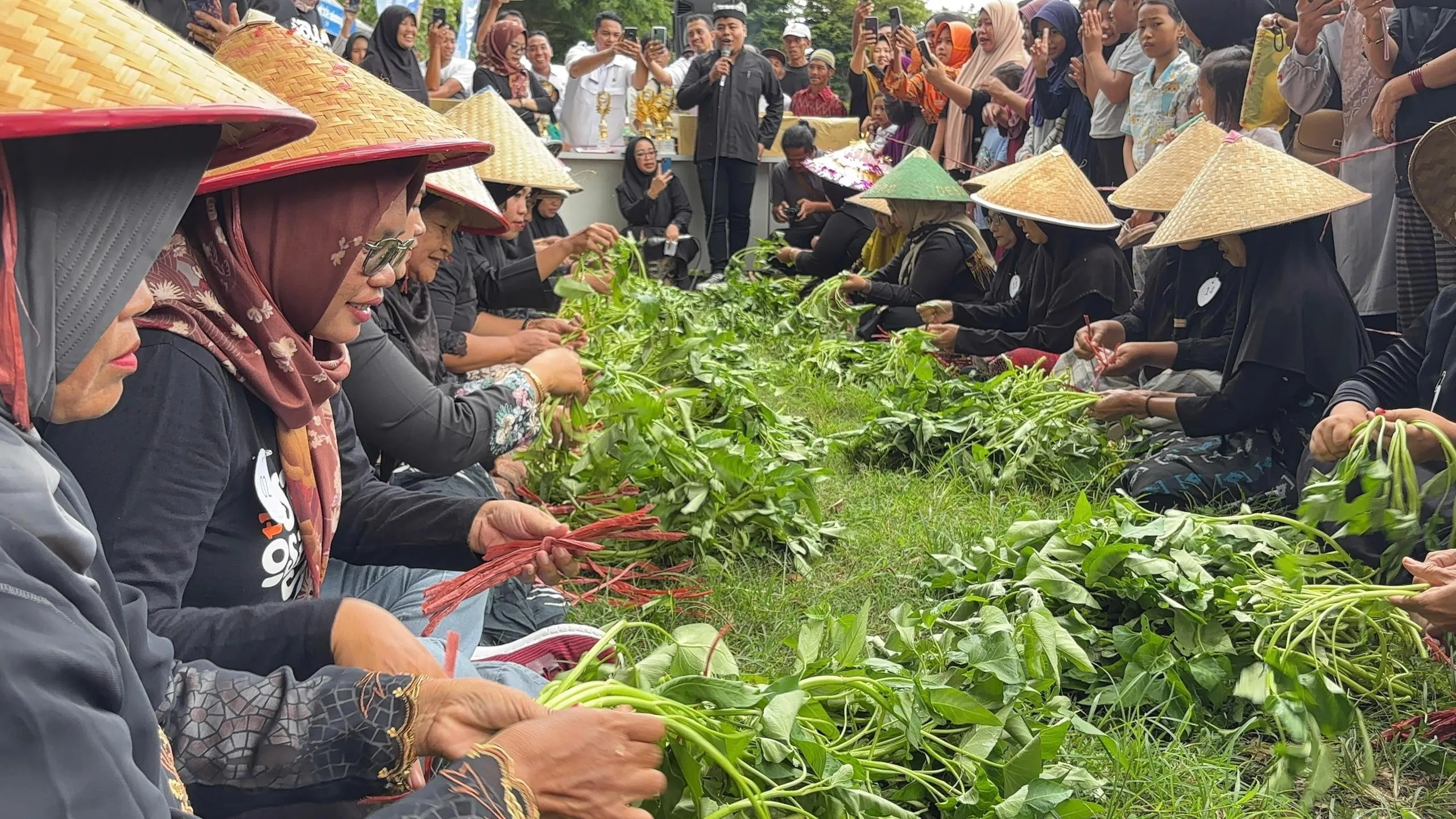 Viral! Warga Penataban Adu Cepat Ikat Kangkung dalam Lomba ‘Unting-Unting’ yang Bikin Heboh