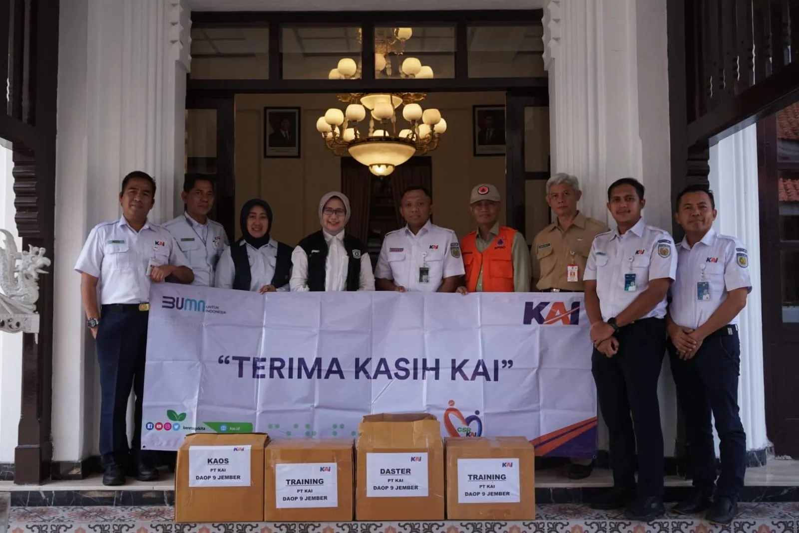 KAI Daop 9 Jember Turun Gunung Bantu Warga Terdampak Erupsi Semeru