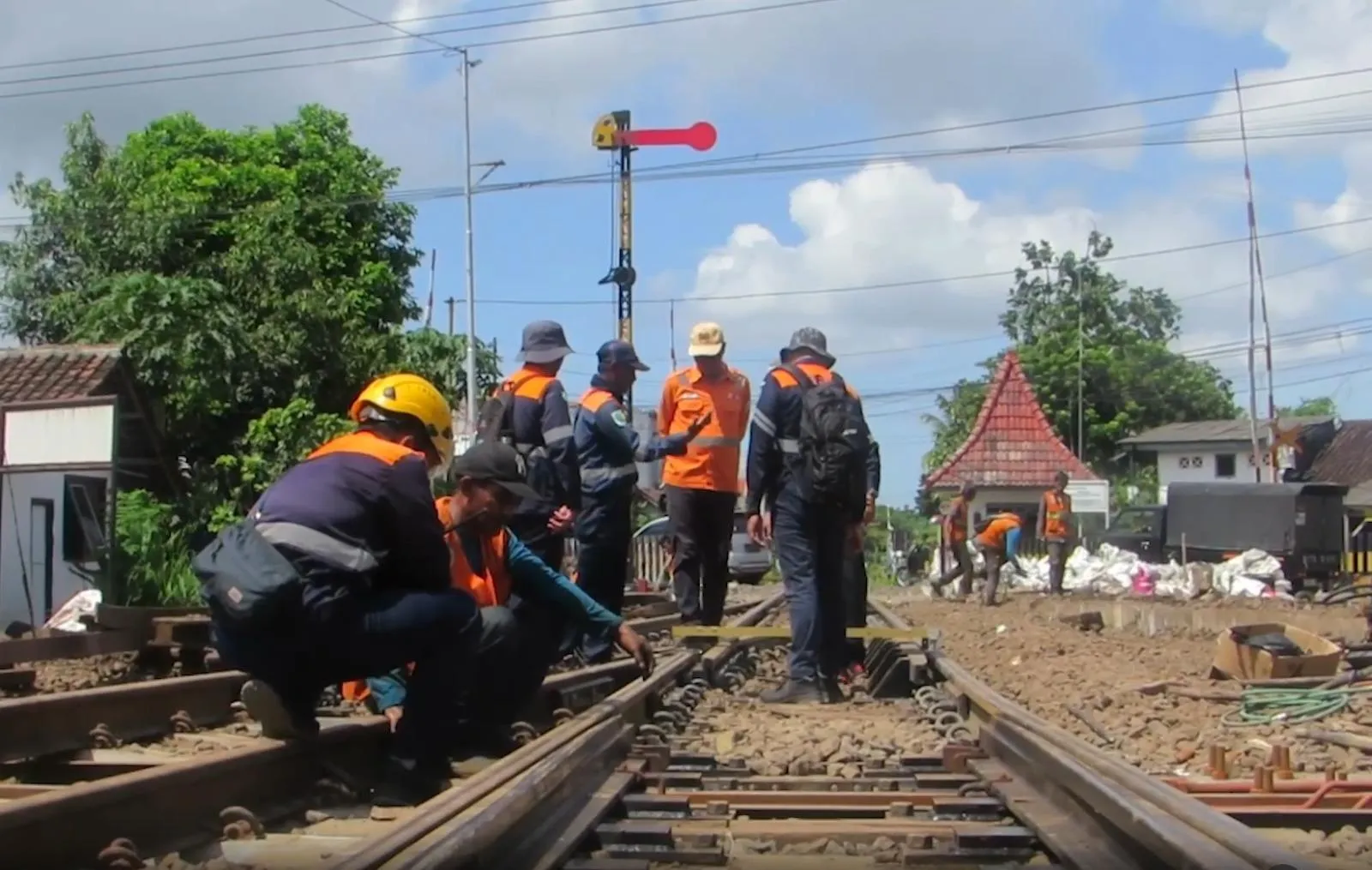 Libur Nataru Bakal Padat, KAI Daop 9 Jember: Jangan Nekat di Jalur Rel