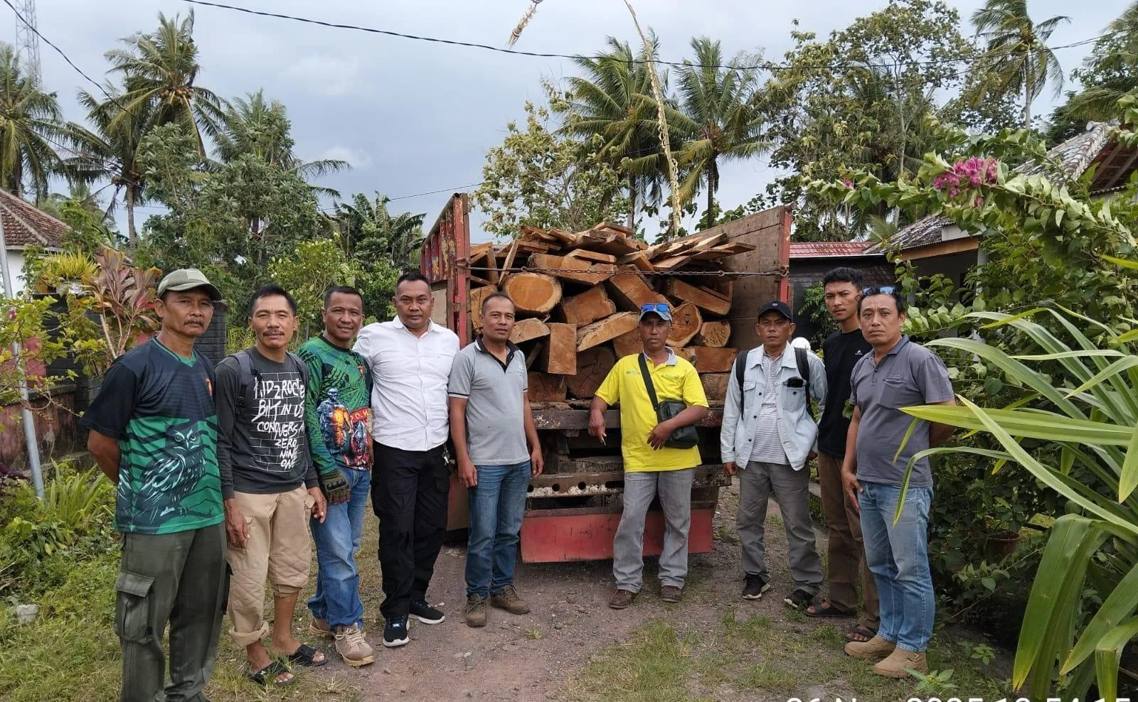 Geger! Puluhan Kayu Jati Ilegal Ditemukan Menumpuk di Belakang Rumah Warga Pesanggaran