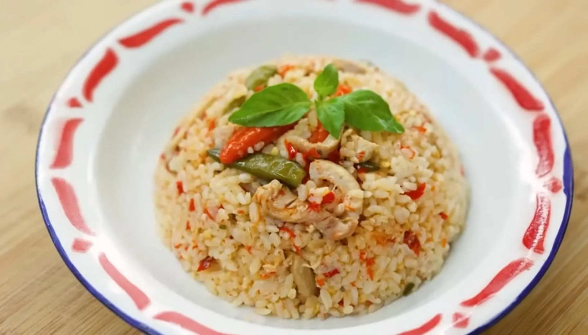 Cuma Pakai Rice Cooker! Resep Nasi Gurih Ayam Pedas ala Devina Hermawan Ini Viral karena Simpel dan Super Lezat