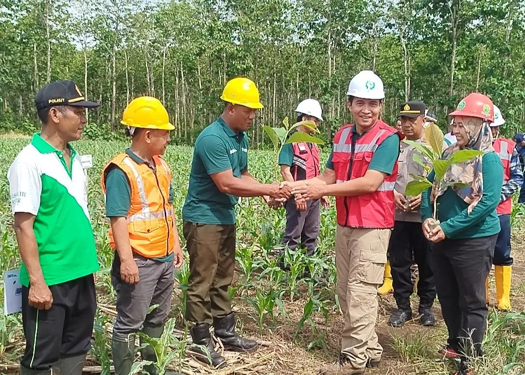 Aksi “Sedekah Oksigen”, ADM Perhutani Banyuwangi Selatan: Tanam Pohon, Dapat Pahala Mengalir!