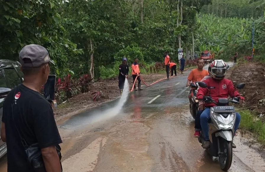 Longsor Tutup Jalan Penghubung Dua Desa, Perhutani Banyuwangi Selatan Langsung Turun Tangan