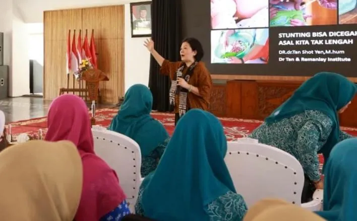 Belajar Gizi Balita bersama Dr. Tan Shot Yen, Ratusan Kader Posyandu Banyuwangi Antusias Ikuti Kelas Khusus