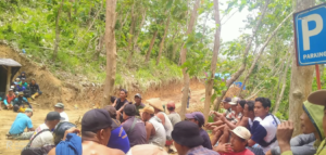 Ratusan Warga Blokade Aktivitas PT BSI di Tambang Rakyat Pesanggaran Banyuwangi