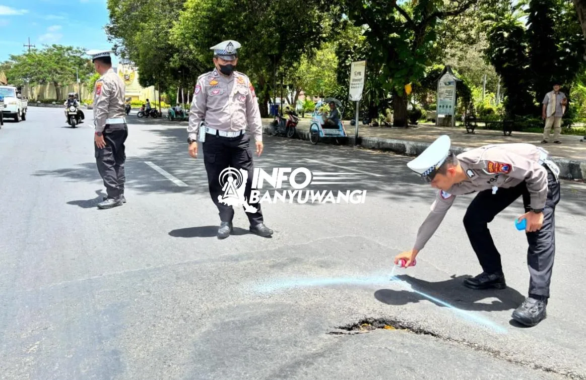 Antisipasi Kecelakaan, Satlantas Banyuwangi Turun ke Jalan Pantau Lubang di Depan Masjid Agung
