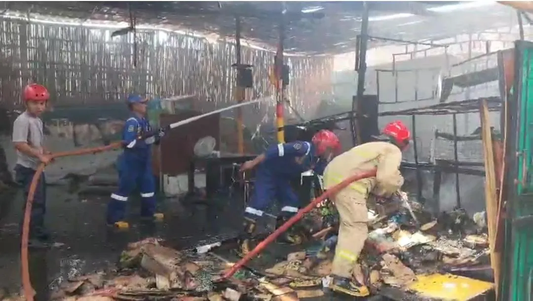 Detik-Detik Kebakaran Dahsyat di Banyuwangi: Gas Bocor Meledak, Warga Panik, Dua Mobil Hampir Hangus!