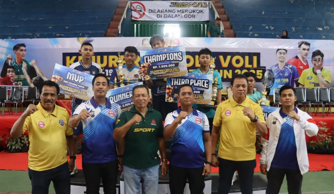 Semarak Kejurprov Voli U-19 Jatim 2025, Wakapolresta Banyuwangi Serahkan Penghargaan Juara