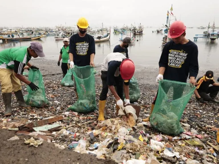 2,4 Ton Sampah Kiriman Hantui Pesisir Muncar, Pemkab Banyuwangi & Sungai Watch Turun Tangan!