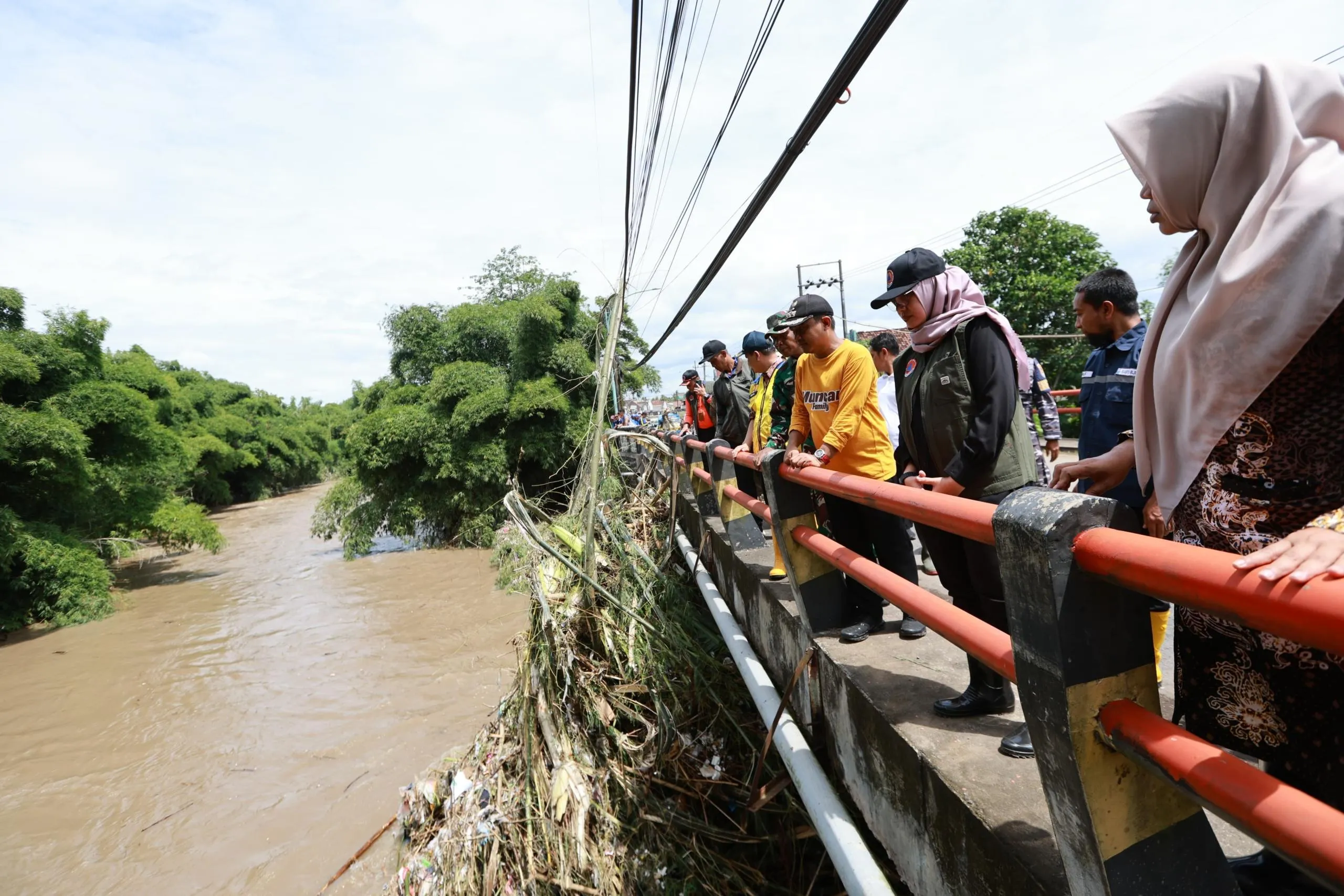 Bupati Ipuk Turun Langsung Cek Banjir Muncar, Drainase Penuh Sampah Jadi Biang Kerok