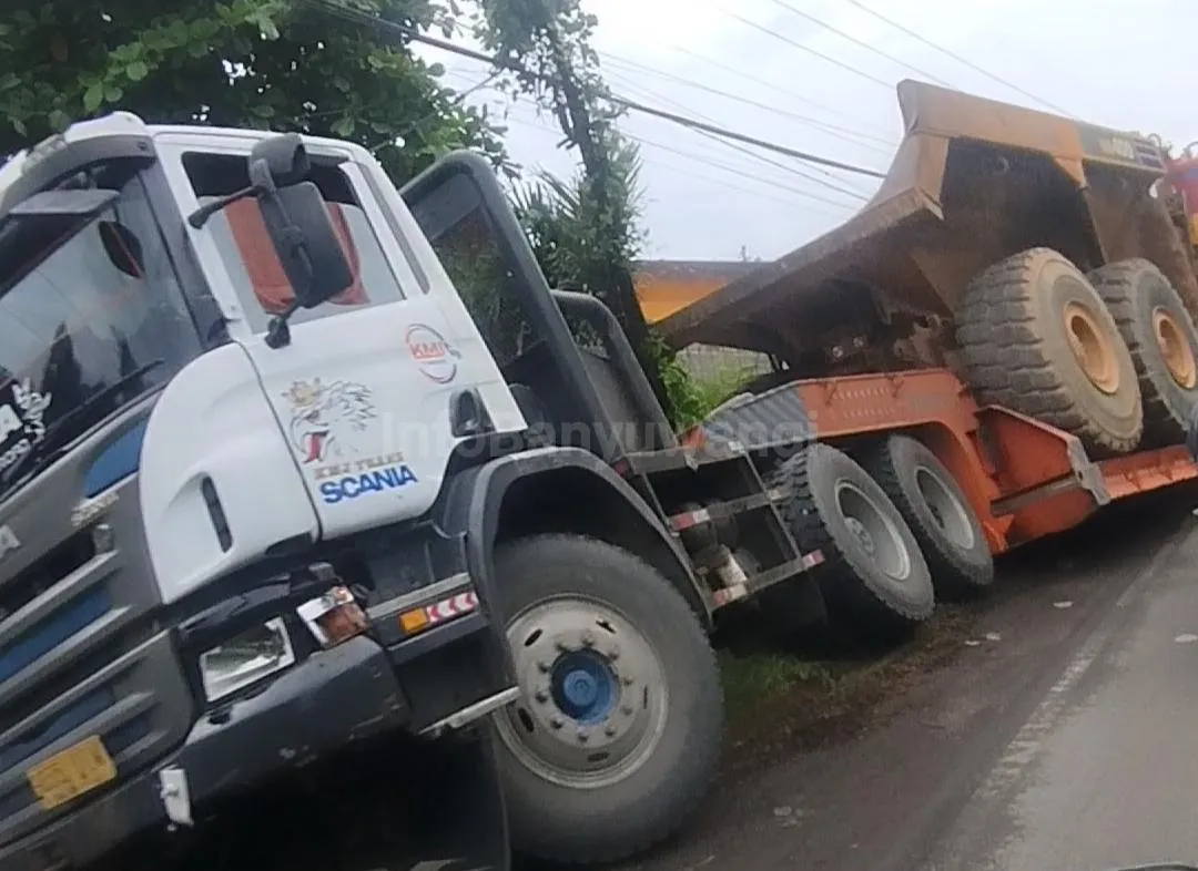 Dump Truk Tambang Terperosok di Jembatan Tambong, Kabat