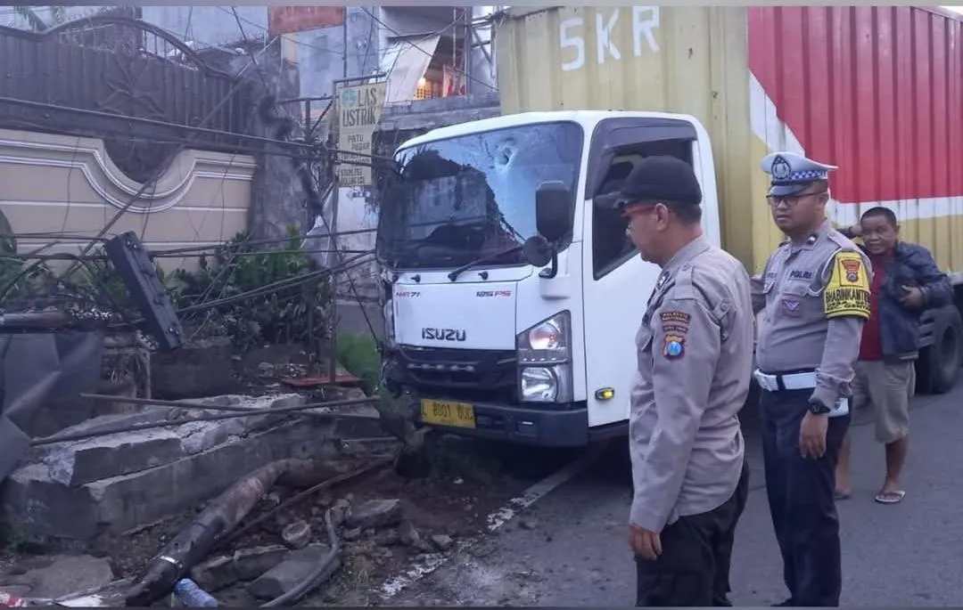 Brak! Truk Box Hantam Tiang Telkom dan Warung di Genteng, Sopir Ngantuk