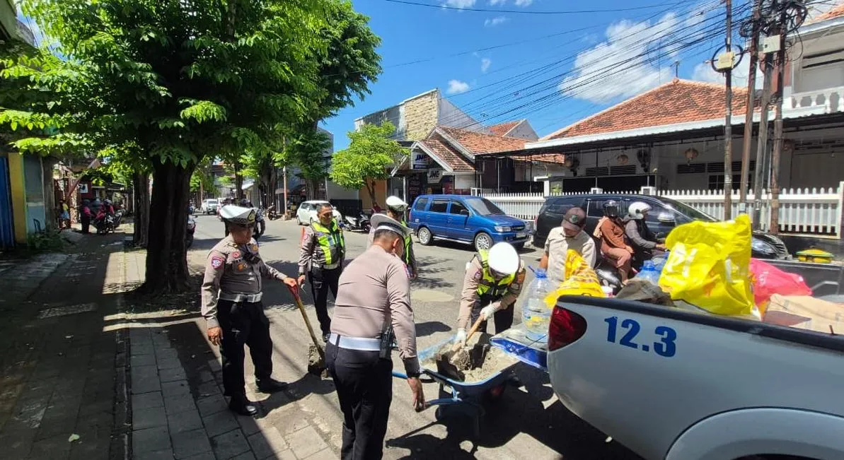 Polresta Banyuwangi Bergerak Cepat Tambal Jalan Rusak Demi Keselamatan Pengendara