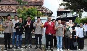 Ramadhan Penuh Kebersamaan, Kapolresta Banyuwangi dan Cipayung Plus Turun ke Jalan Bagikan Takjil