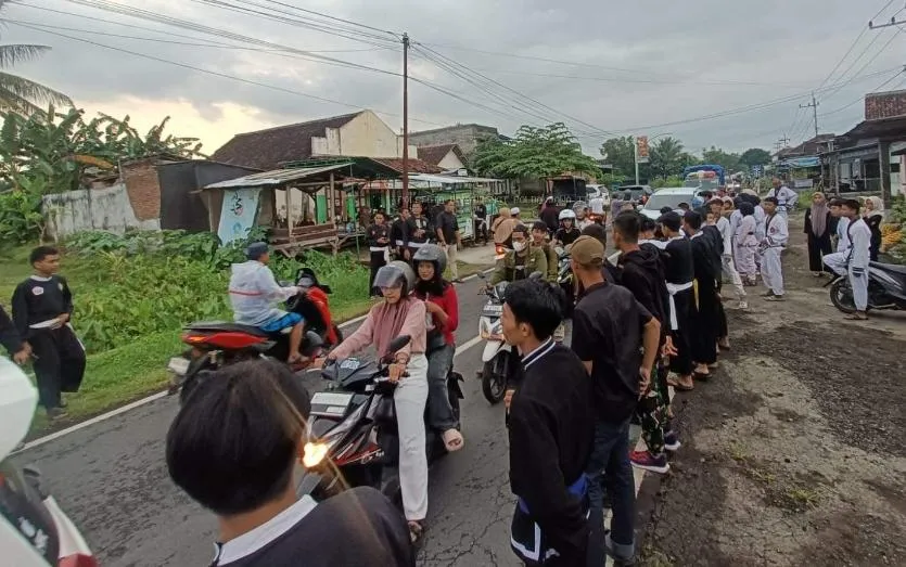 Polsek Kabat Rangkul 4 Pilar Perguruan Silat Kabat dalam Aksi Bagi Takjil dan Buka Bersama