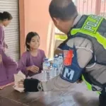 Pengendara Kelelahan di Ketapang, Aksi Polisi Ini Bikin Haru