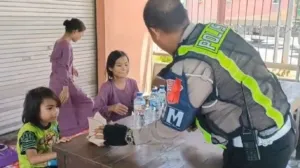 Pengendara Kelelahan di Ketapang, Aksi Polisi Ini Bikin Haru