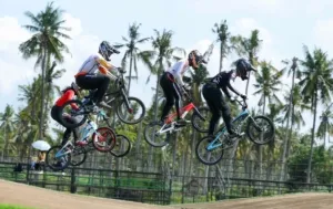 Kehadiran ratusan pembalap BMX dari empat negara dalam BMX Supercross Banyuwangi 2026 mendorong pertumbuhan ekonomi warga sekitar sirkuit