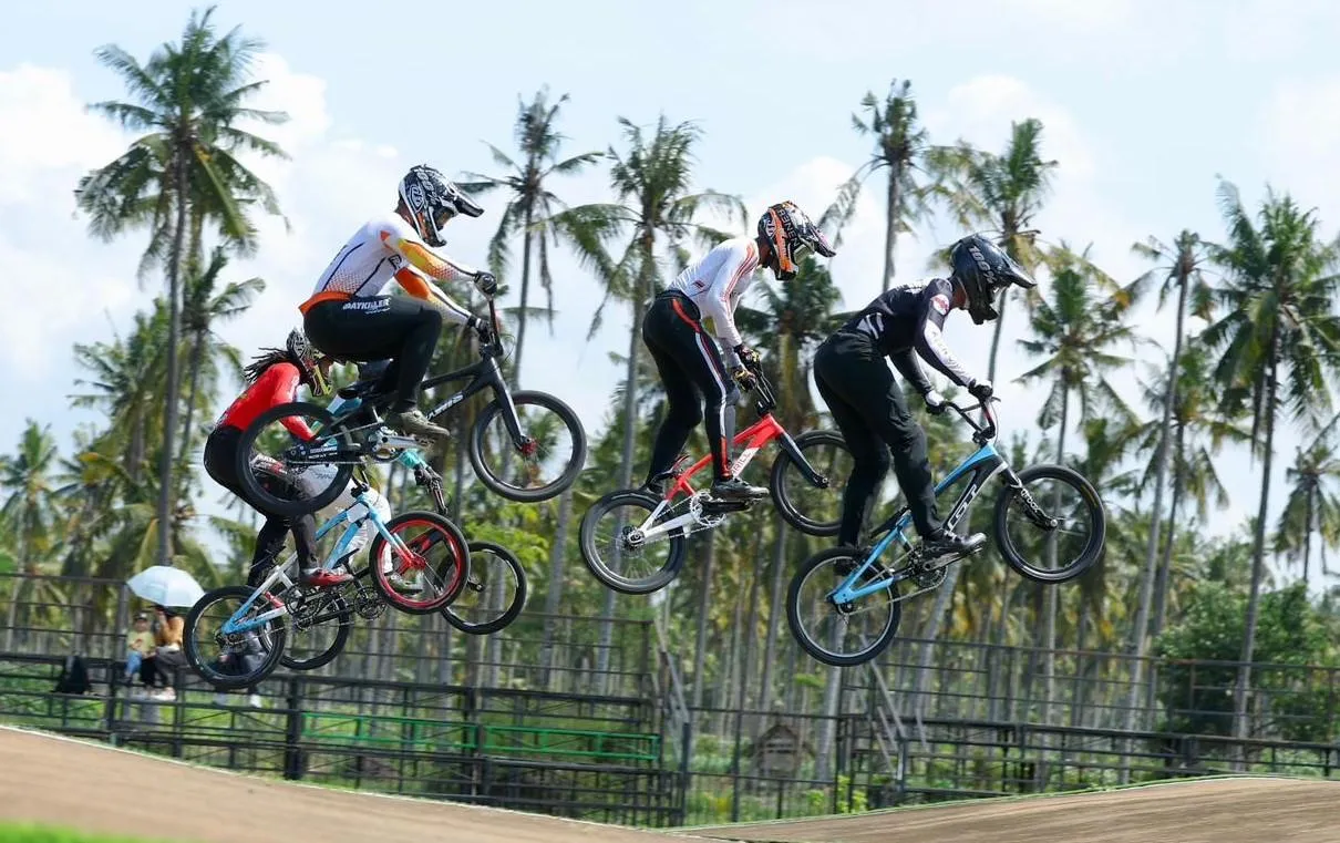 Kehadiran ratusan pembalap BMX dari empat negara dalam BMX Supercross Banyuwangi 2026 mendorong pertumbuhan ekonomi warga sekitar sirkuit